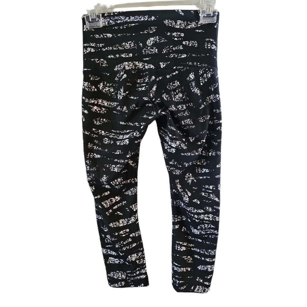 LULULEMON Wunder under high rise crop leggings black white sz 6 WP261